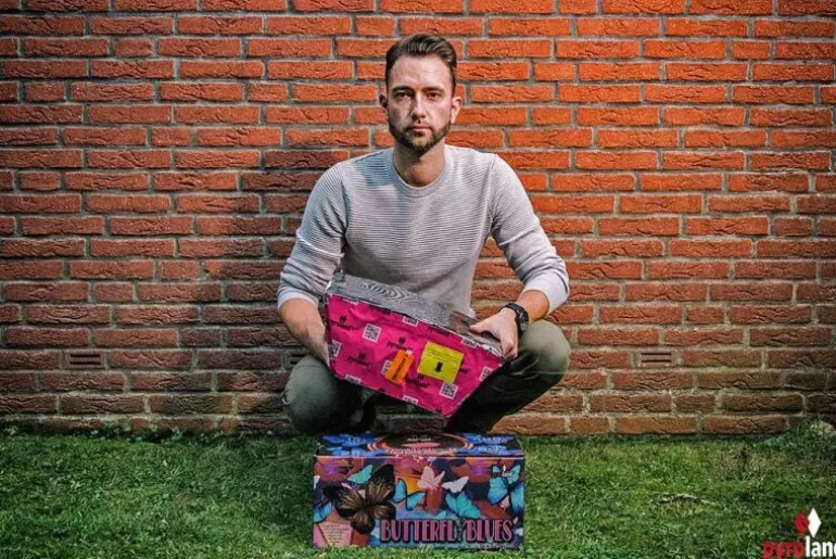 Butterfly Blues 32-Schuss-Feuerwerk-Batterie